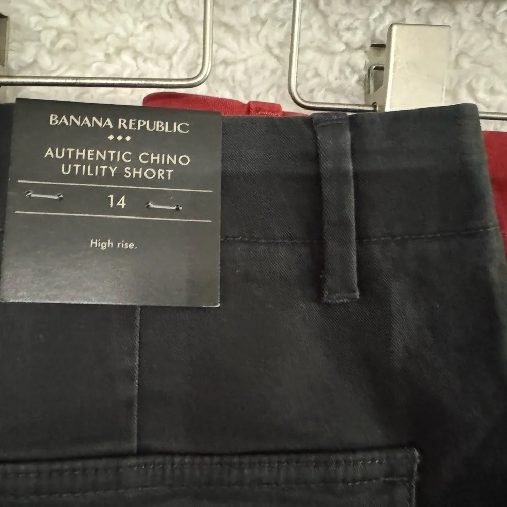 NWT Two Banana Republic Black and Red Cargo Shorts - Picture 4 of 6